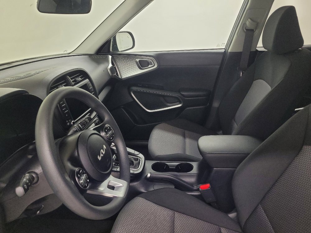 Used 2025 Kia Soul LX w/ LX Technology Package FWD image 17