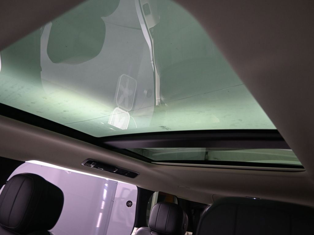Used 2022 Land Rover Range Rover Long Wheelbase SE image 34