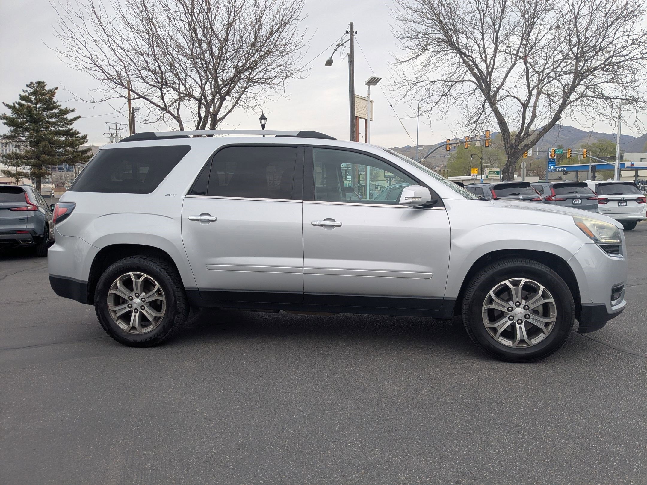 Used 2016 GMC Acadia SLT image 2