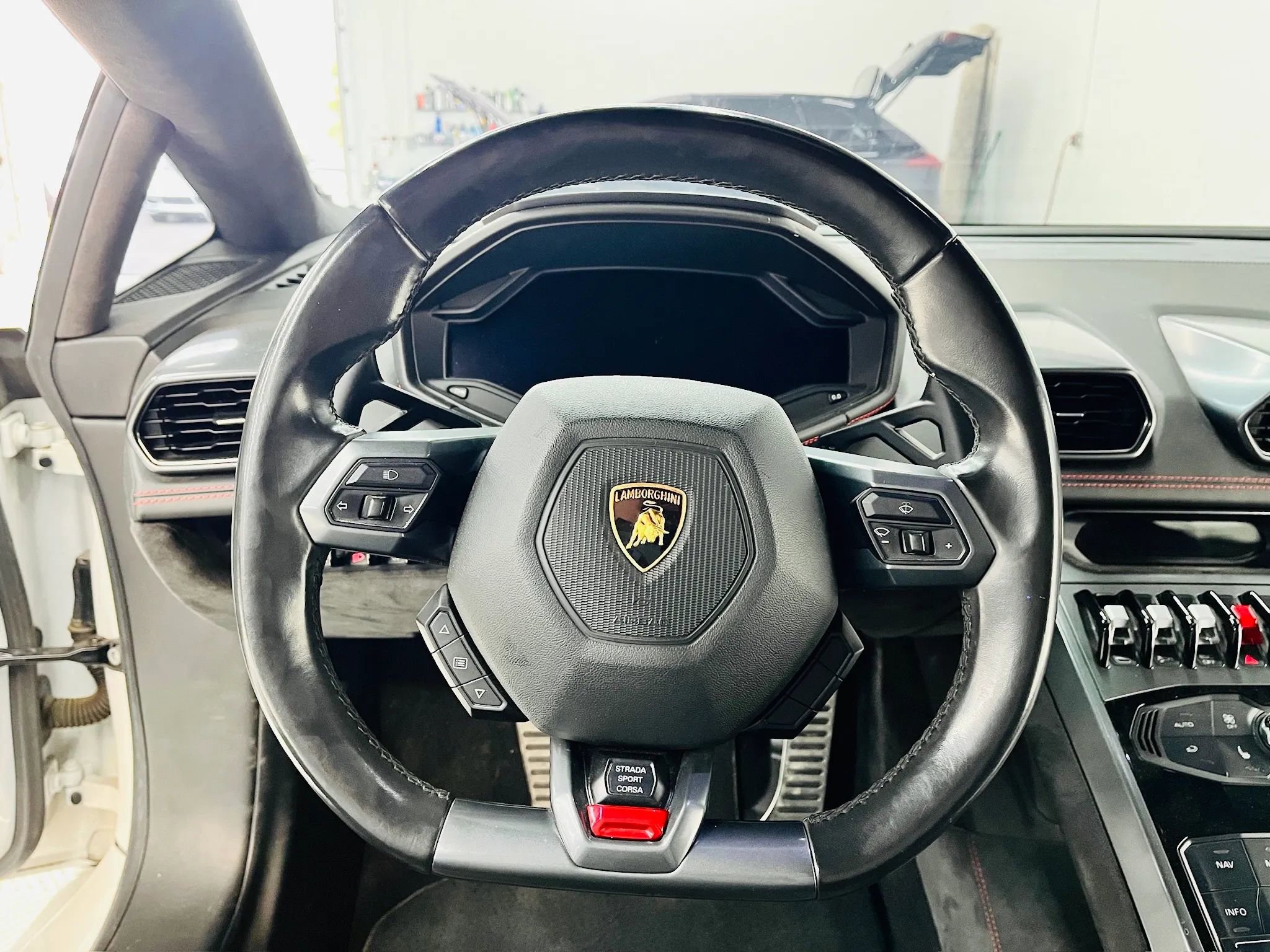 Used 2015 Lamborghini Huracan LP 610-4 AWD/4WD image 37