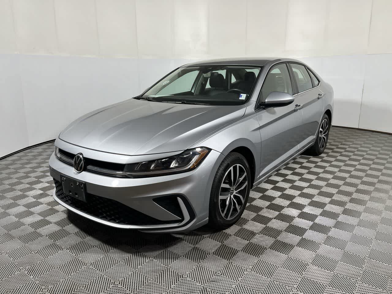 Used 2025 Volkswagen Jetta SE FWD image 4