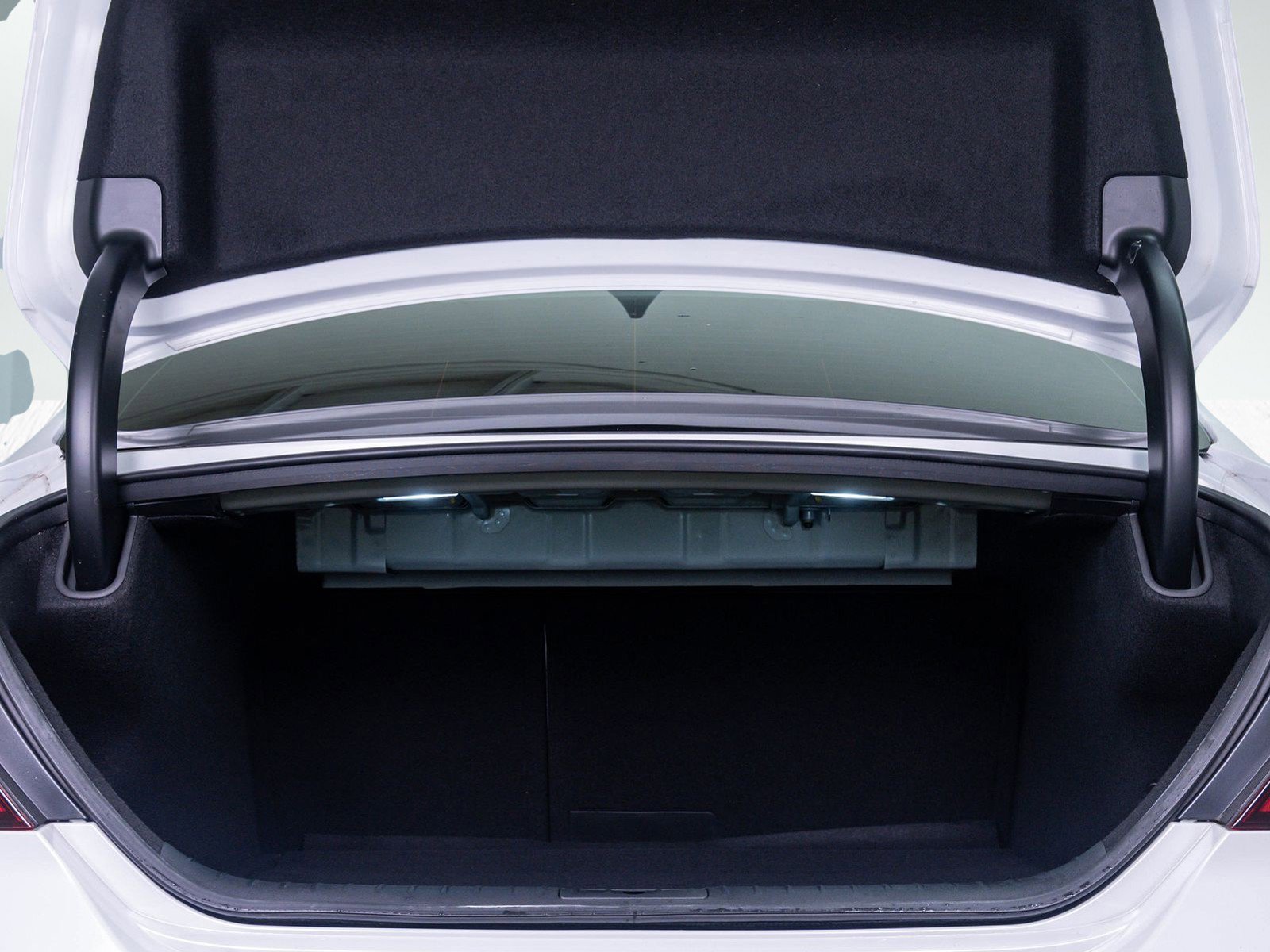 Used 2025 Genesis G70 3.3T Advanced image 8