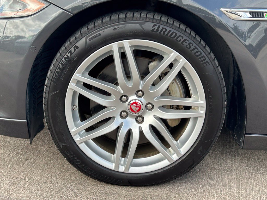 Used 2018 Jaguar XJ R-Sport RWD image 39