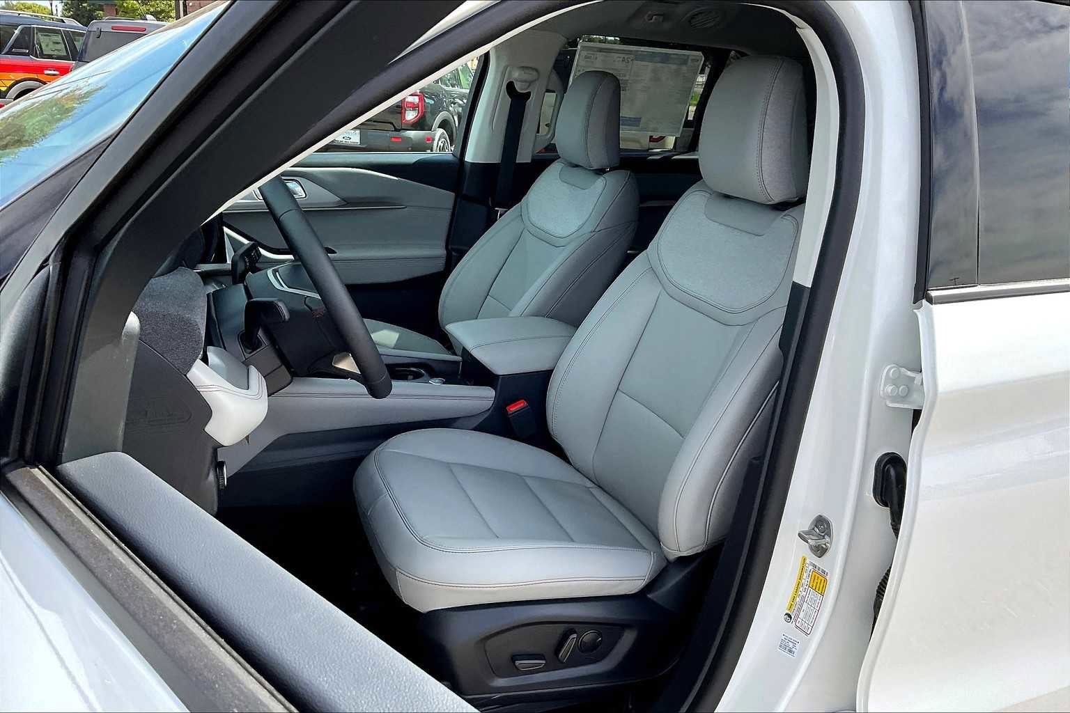 New 2025 Ford Explorer Active w/ Active Comfort Package image 9