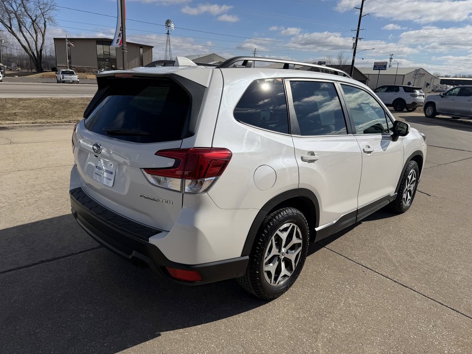 Used 2023 Subaru Forester Premium image 5
