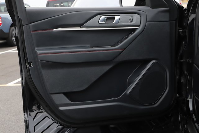Used 2025 Ford Explorer ST-Line w/ ST-Line Street Pack image 18