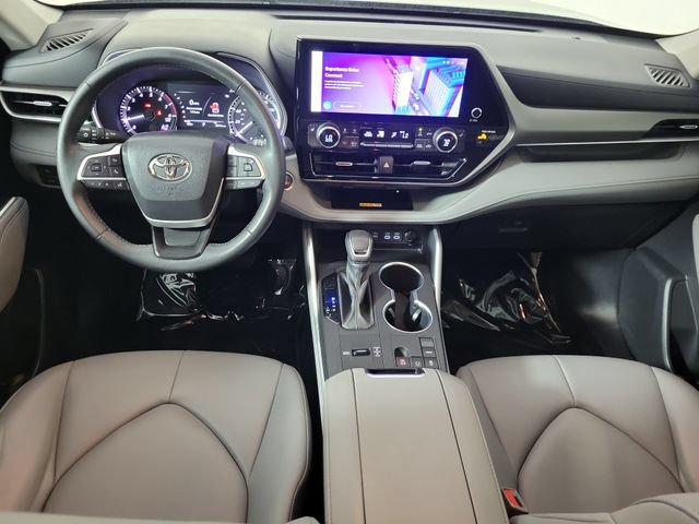 Used 2023 Toyota Highlander XLE FWD image 19