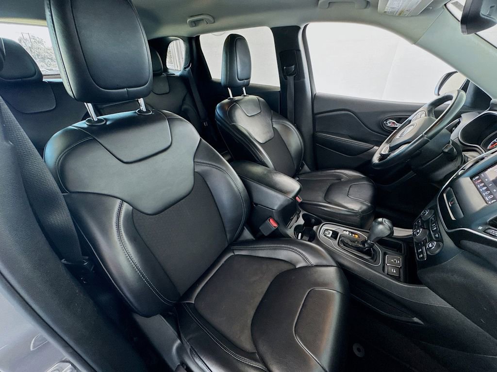 Used 2019 Jeep Cherokee Latitude Plus w/ Comfort/Convenience Group image 25