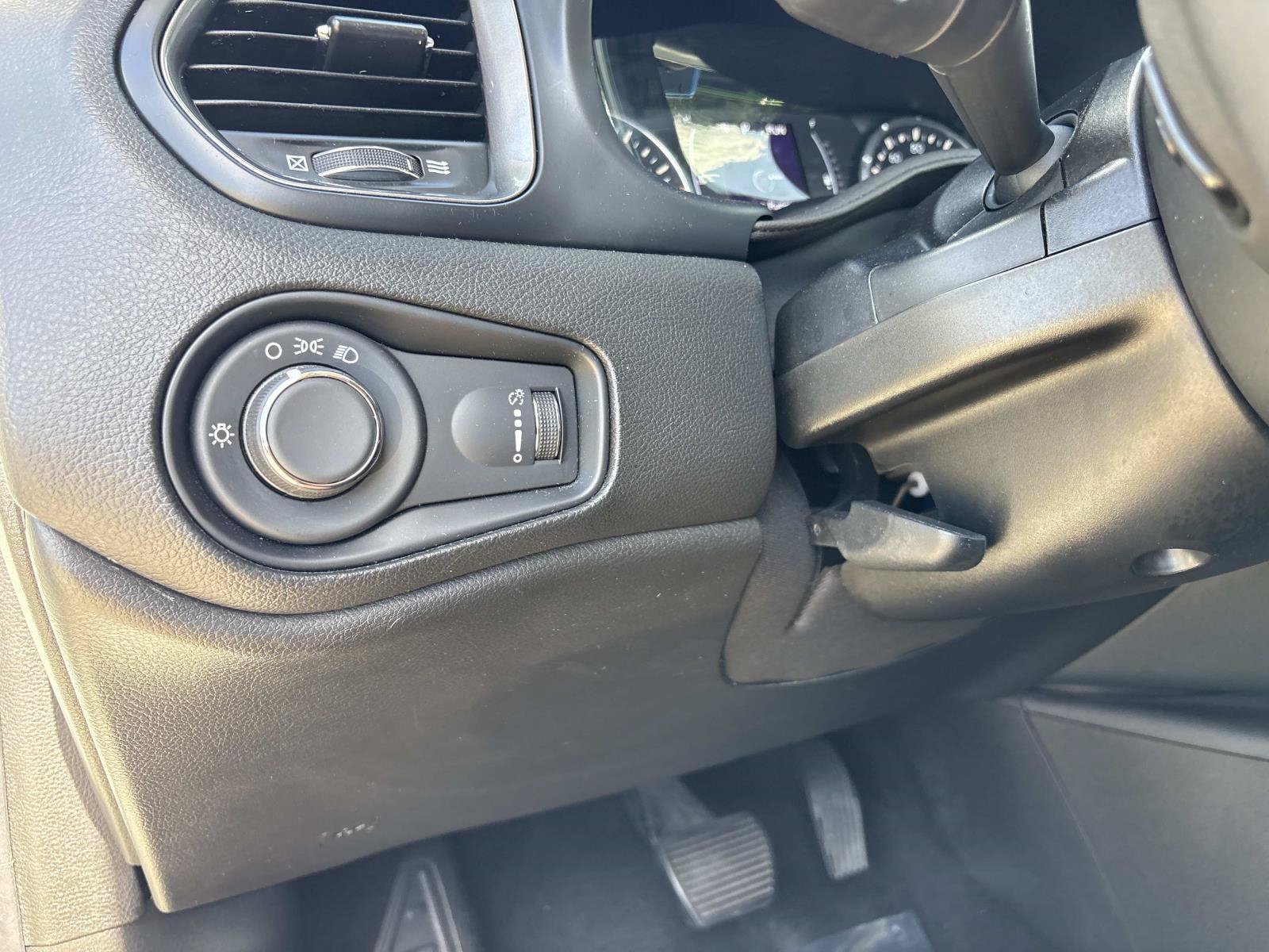 Certified 2023 Jeep Renegade Latitude AWD/4WD image 30