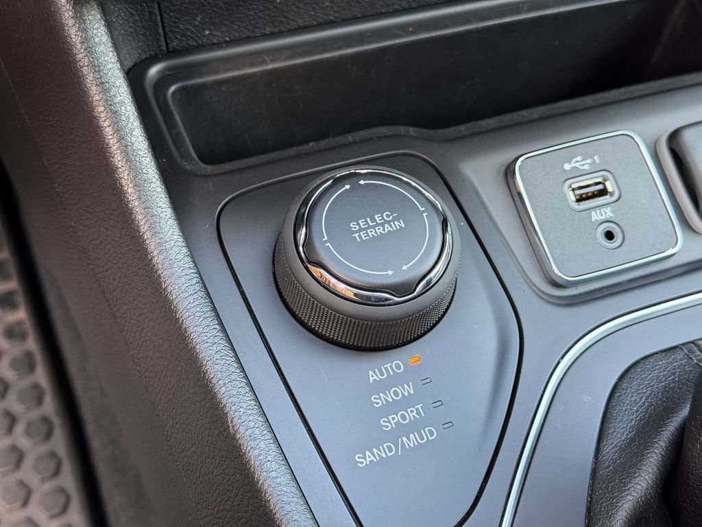 Used 2020 Jeep Cherokee Latitude Plus w/ Cold Weather Group AWD/4WD image 29