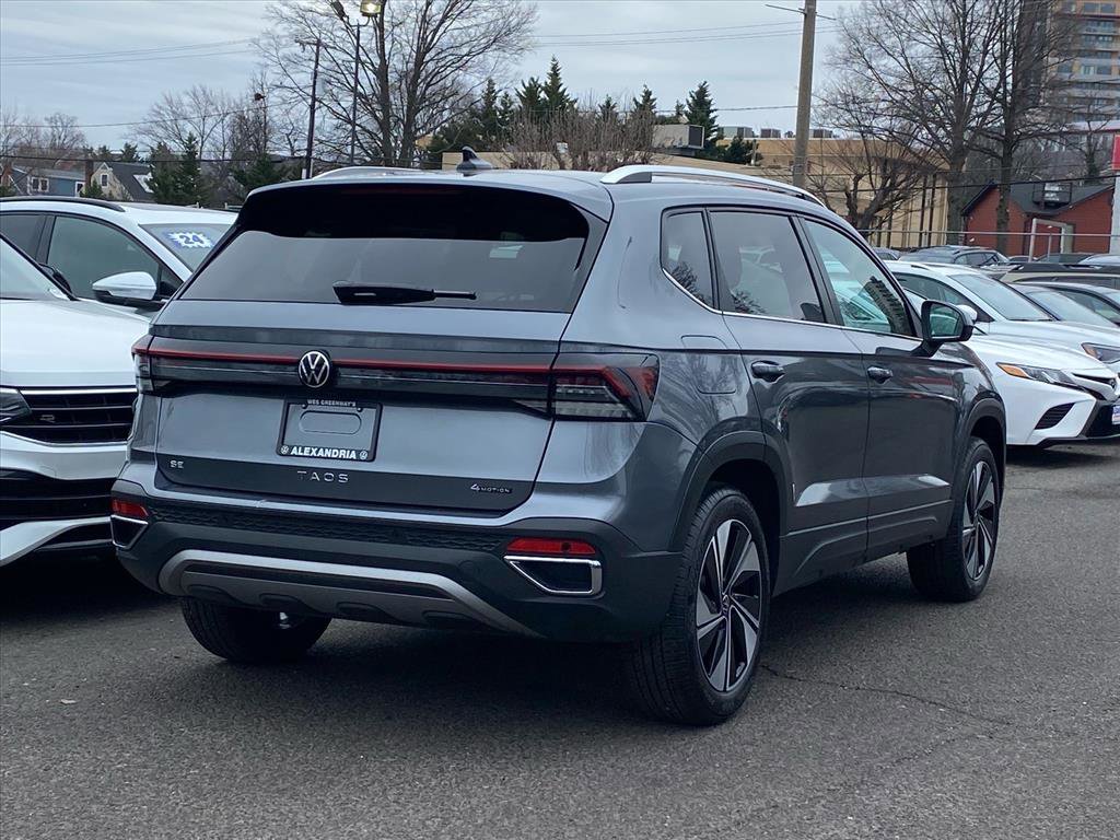 Used 2025 Volkswagen Taos SE image 3