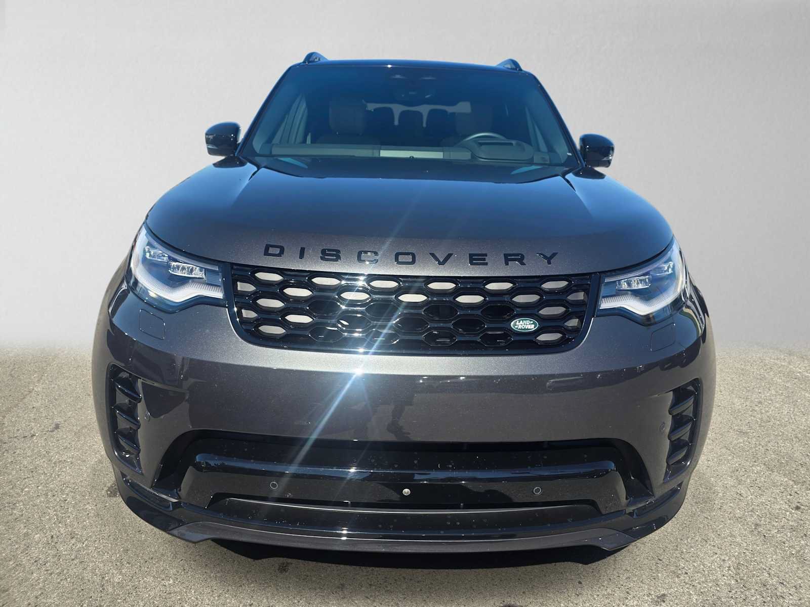 Used 2025 Land Rover Discovery Dynamic SE AWD/4WD image 8