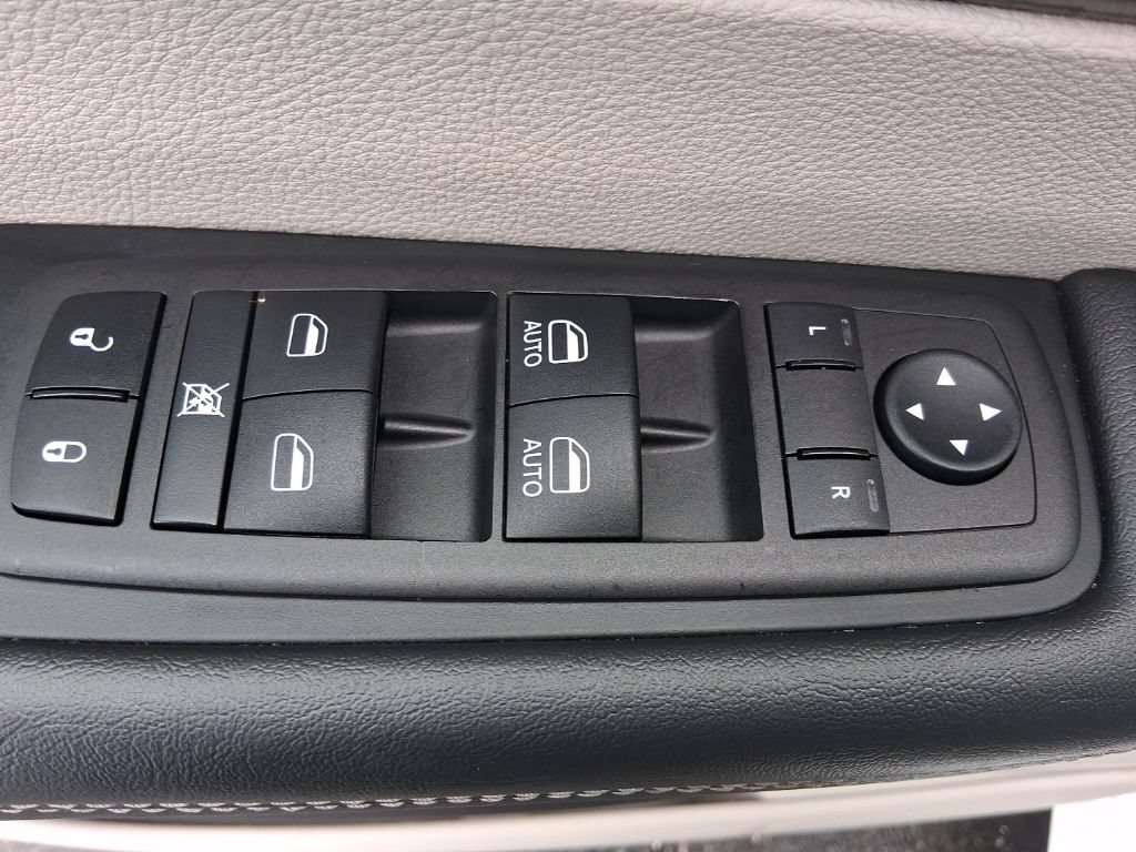 Used 2024 Chrysler Pacifica Touring-L FWD image 21