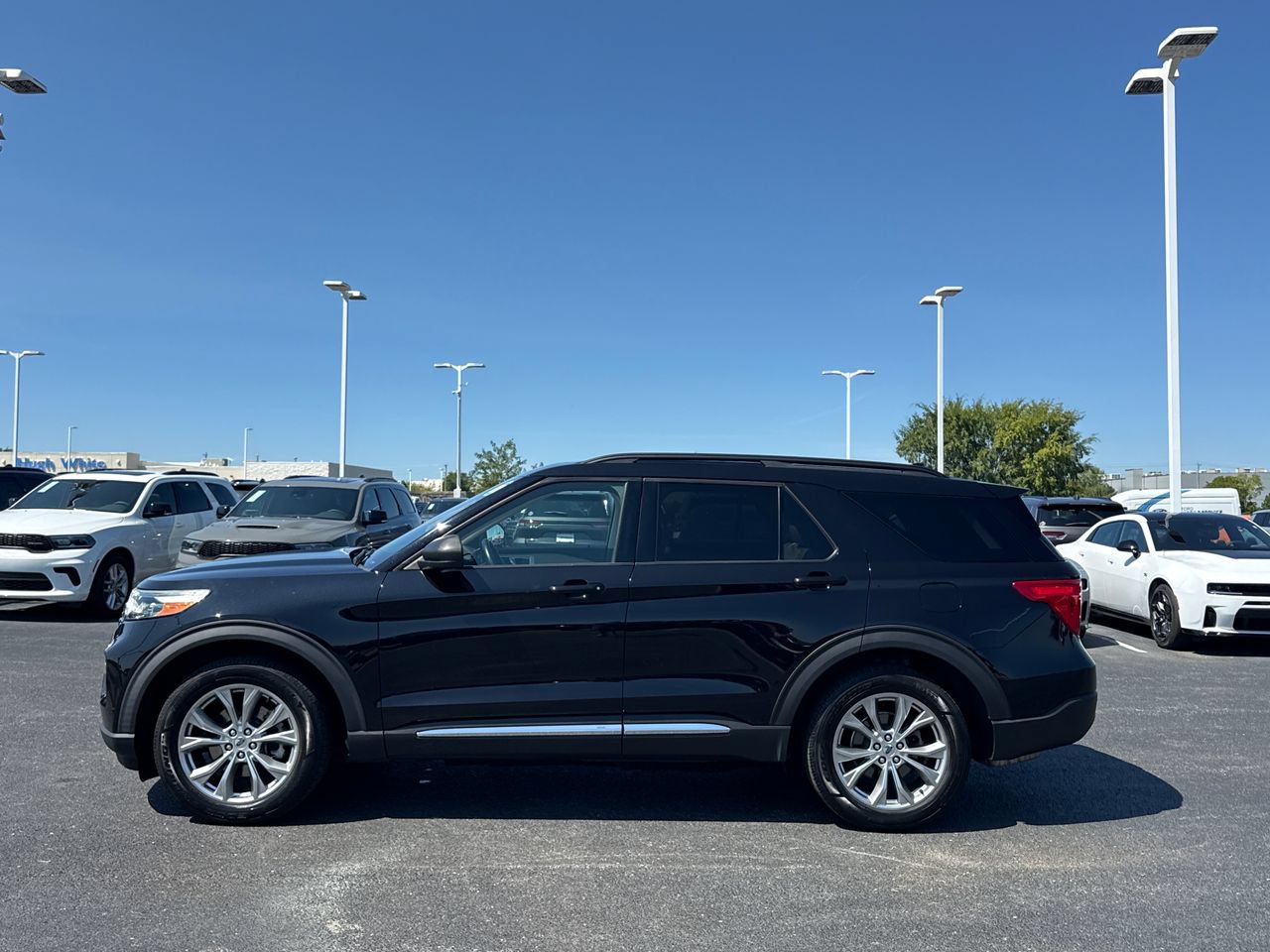 Used 2020 Ford Explorer XLT w/ Equipment Group 202A AWD/4WD image 6