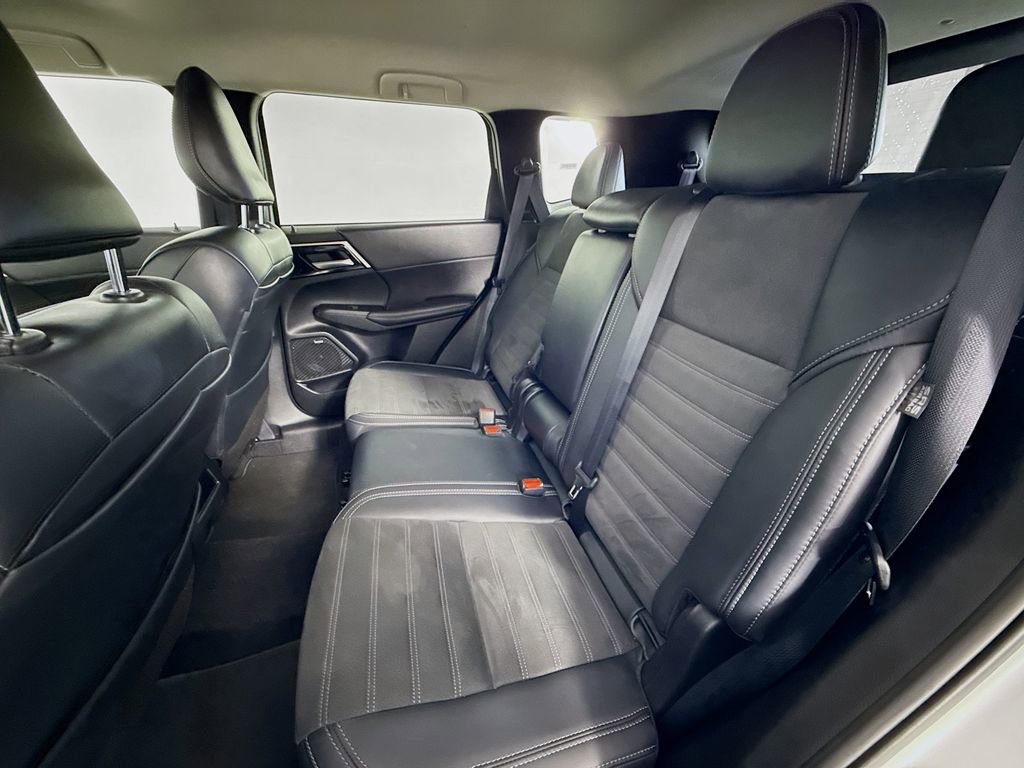 Used 2025 Mitsubishi Outlander SE image 23