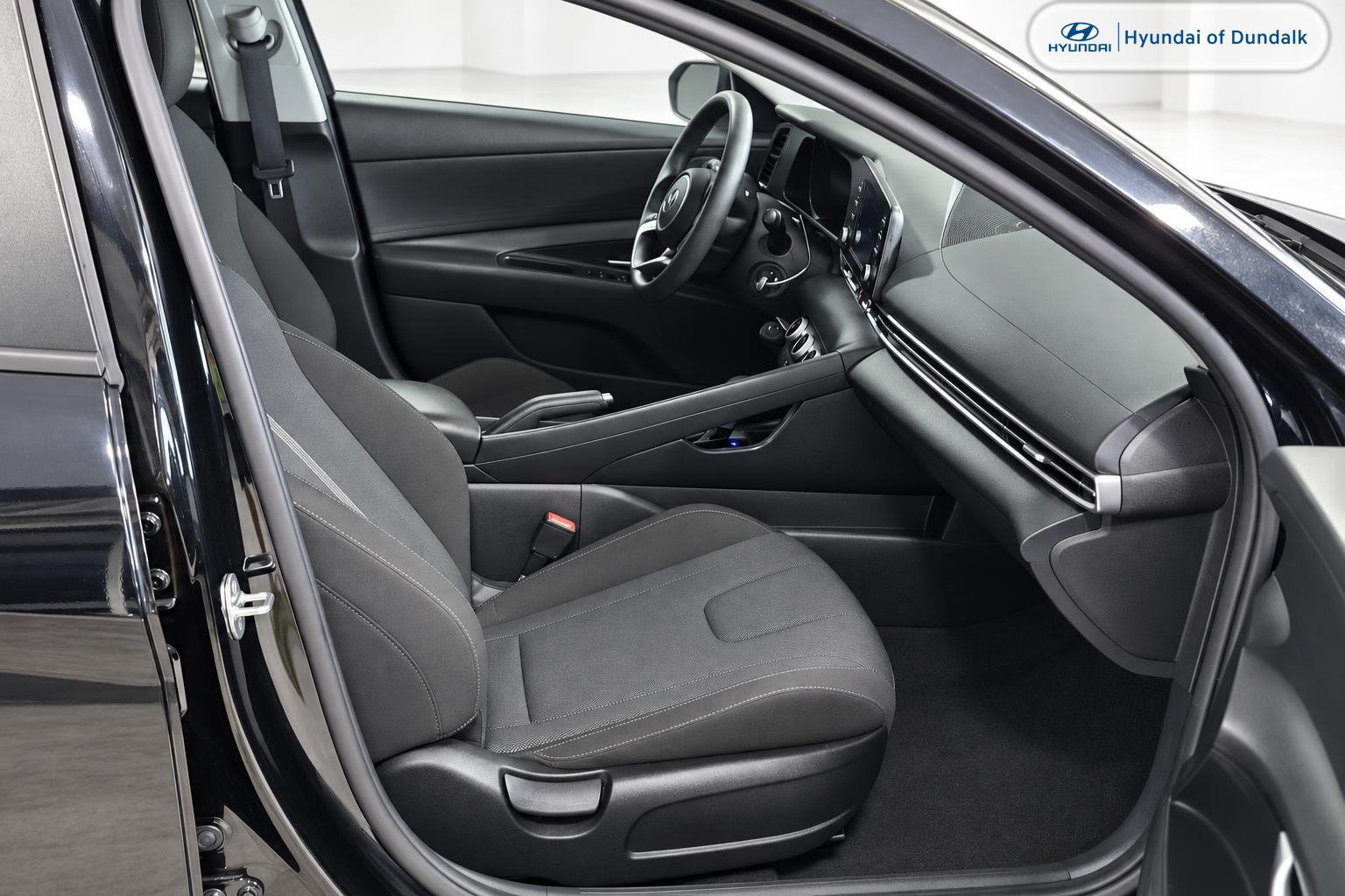 Used 2022 Hyundai Elantra SE FWD image 8