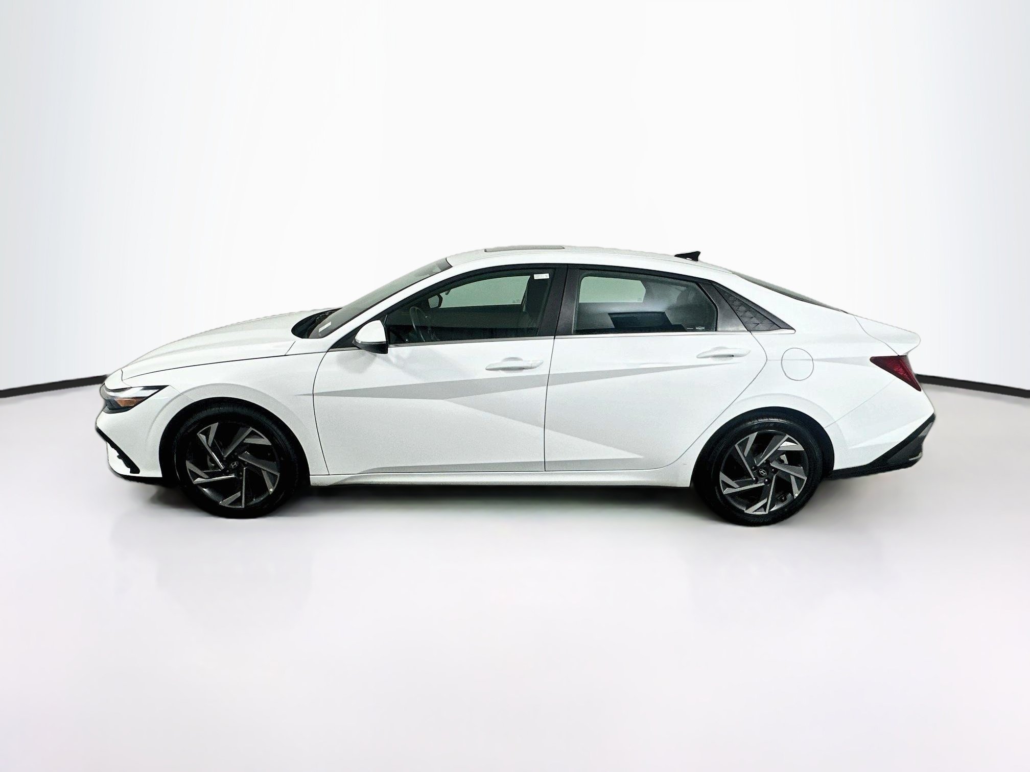 Used 2025 Hyundai Elantra Limited FWD image 4