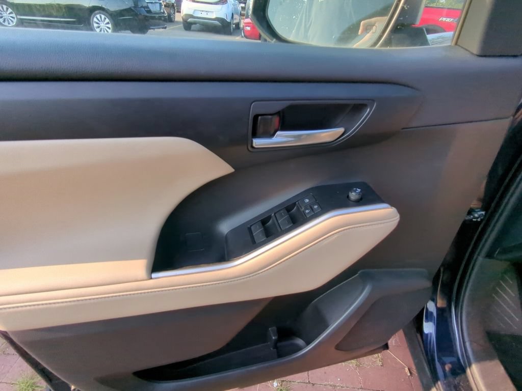 Used 2023 Toyota Highlander XLE AWD/4WD image 8