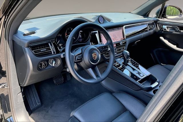 Used 2025 Porsche Macan AWD/4WD image 17