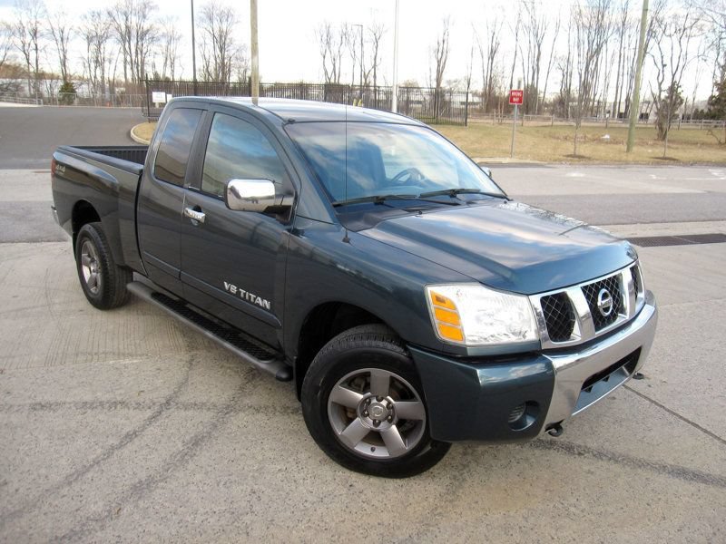 Used 2005 Nissan Titan SE AWD/4WD image 2