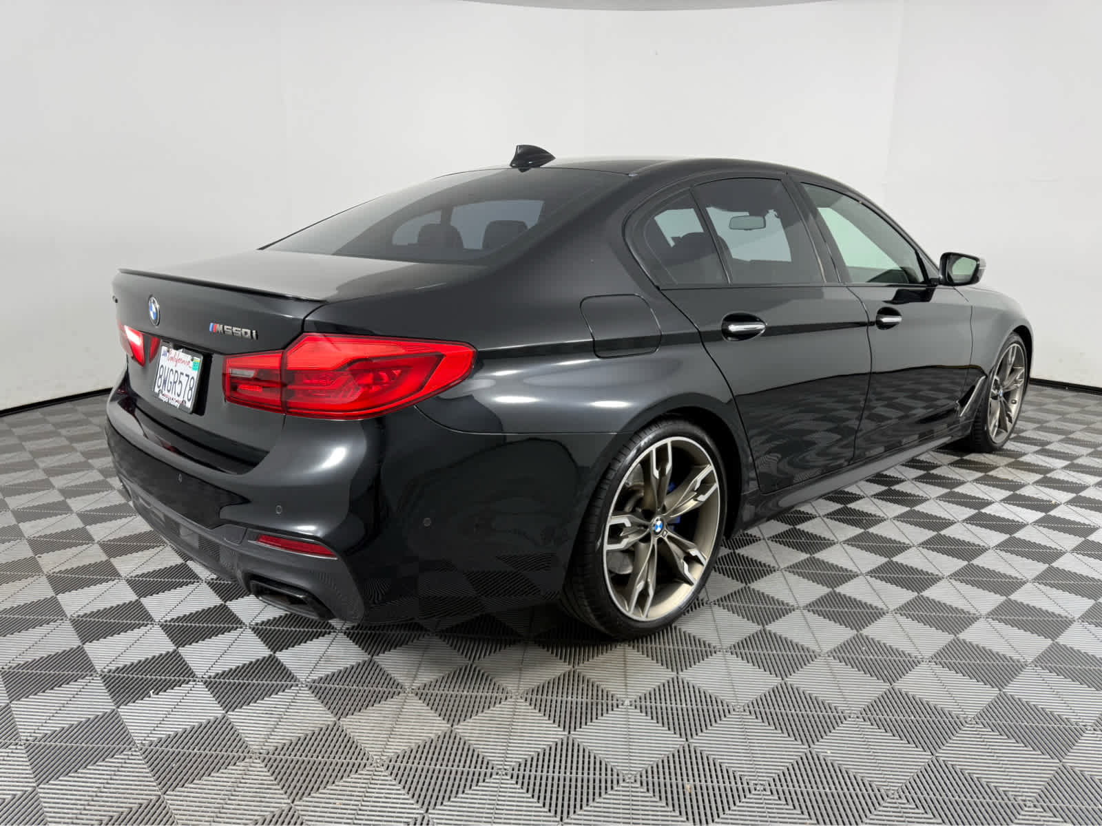 Used 2018 BMW M550i xDrive AWD/4WD image 3