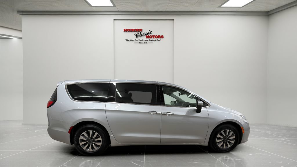 Used 2023 Chrysler Pacifica Touring-L FWD image 6