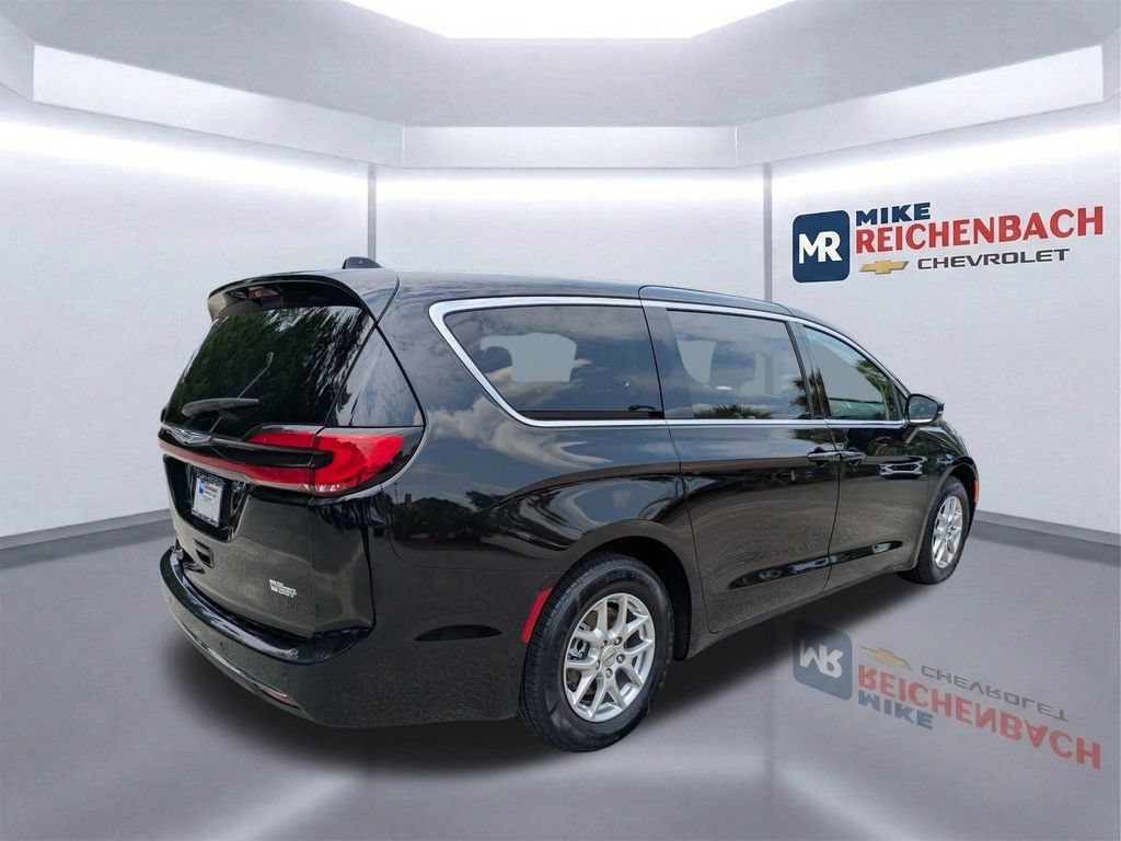 Used 2024 Chrysler Pacifica Touring-L FWD image 4