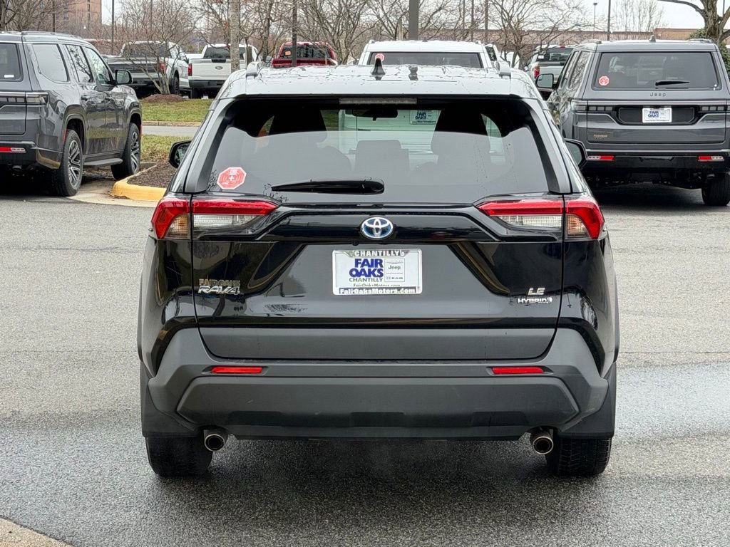 Used 2021 Toyota RAV4 LE image 8