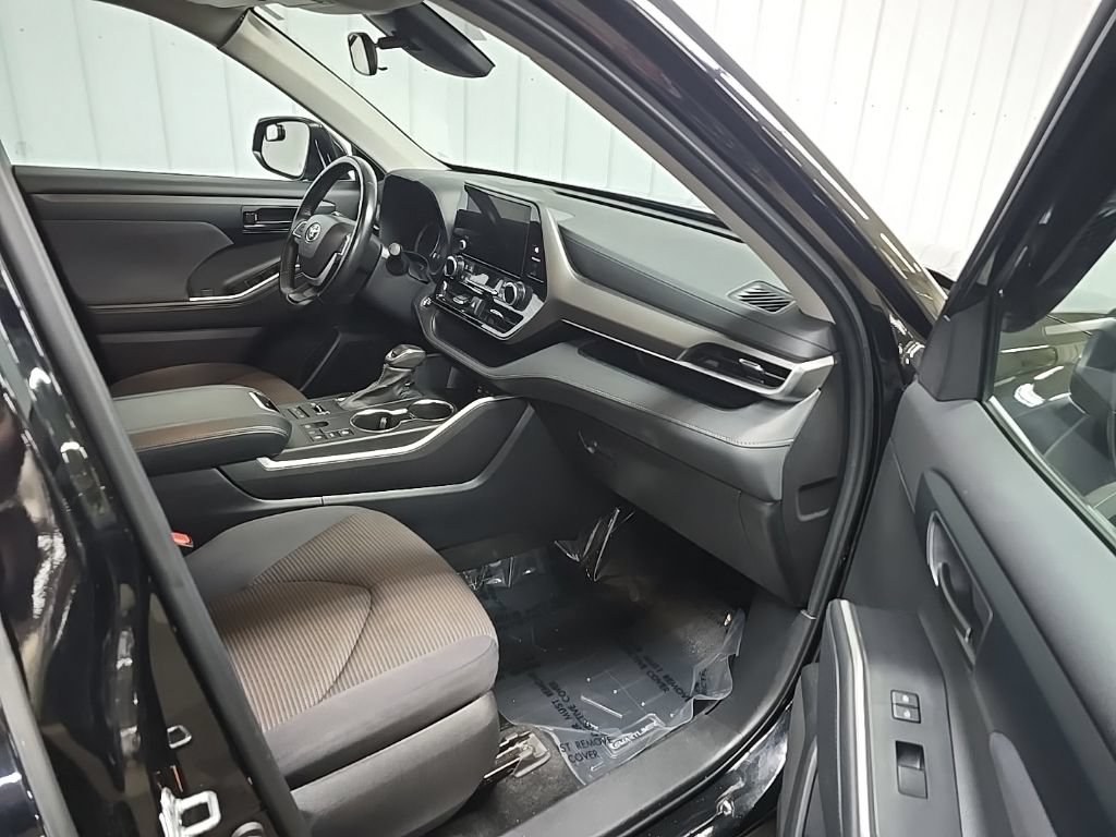 Used 2023 Toyota Highlander LE AWD/4WD image 15