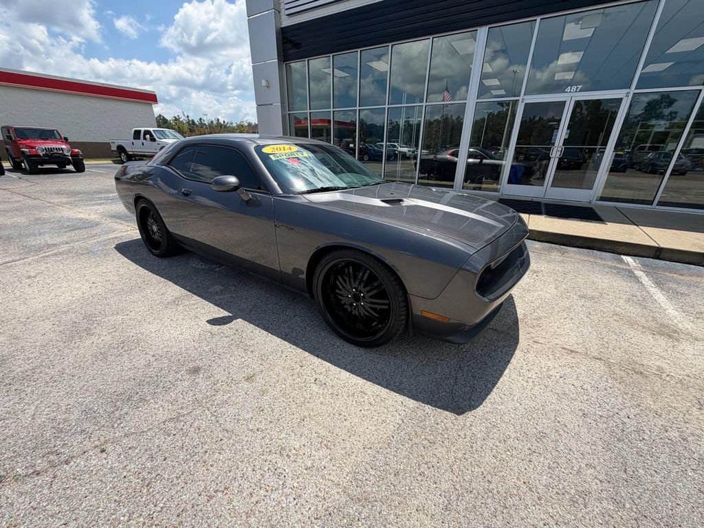 Used 2014 Dodge Challenger SXT RWD image 2