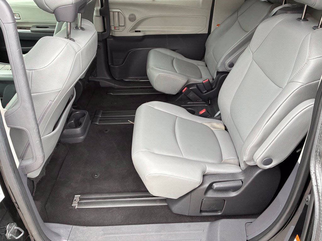 Used 2023 Toyota Sienna XLE FWD image 27