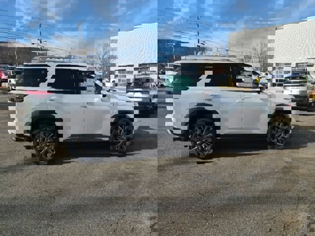 New 2025 Nissan Pathfinder SL image 2