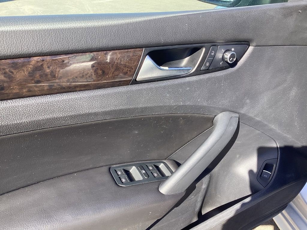 Used 2015 Volkswagen Passat 1.8T SEL Premium image 11