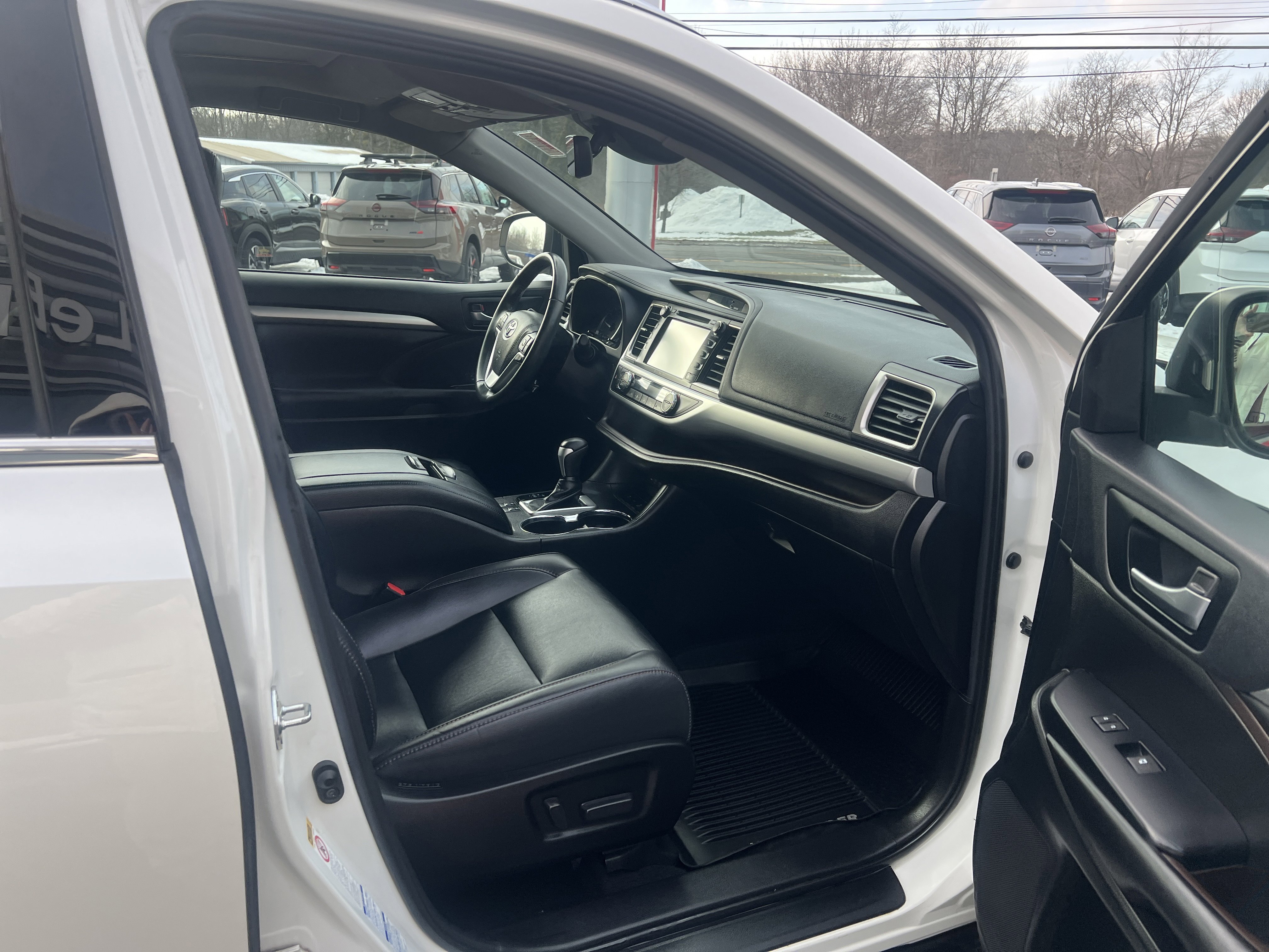 Used 2019 Toyota Highlander XLE image 10