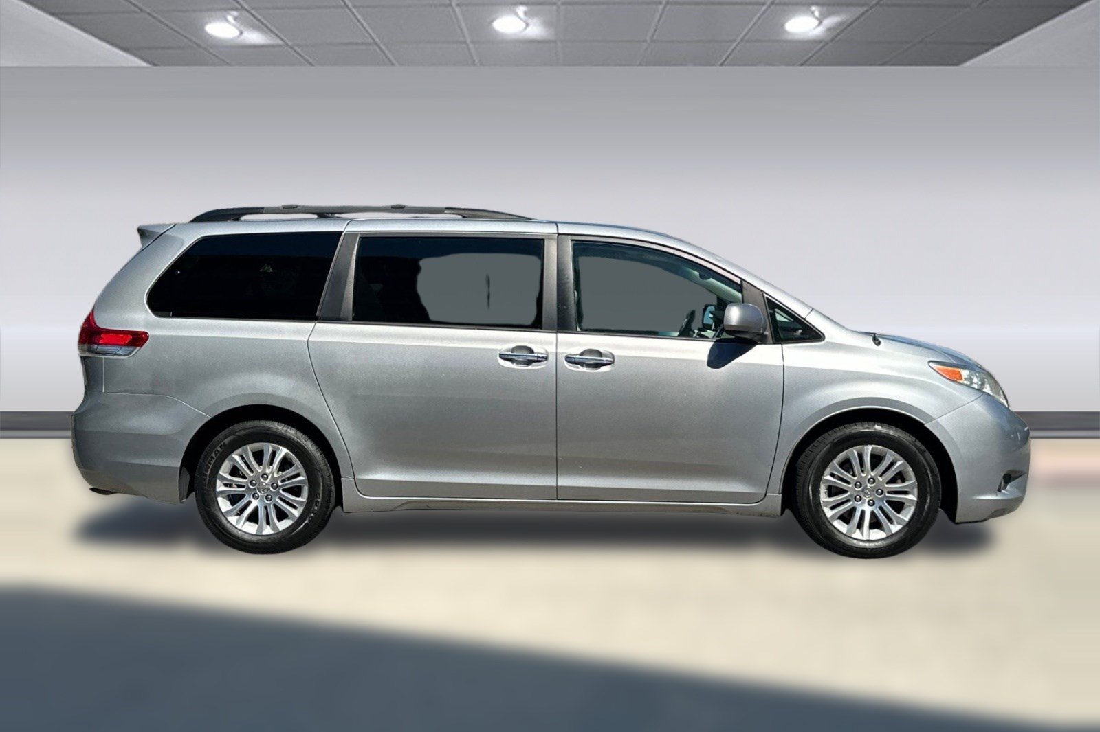 Used 2014 Toyota Sienna XLE FWD image 8