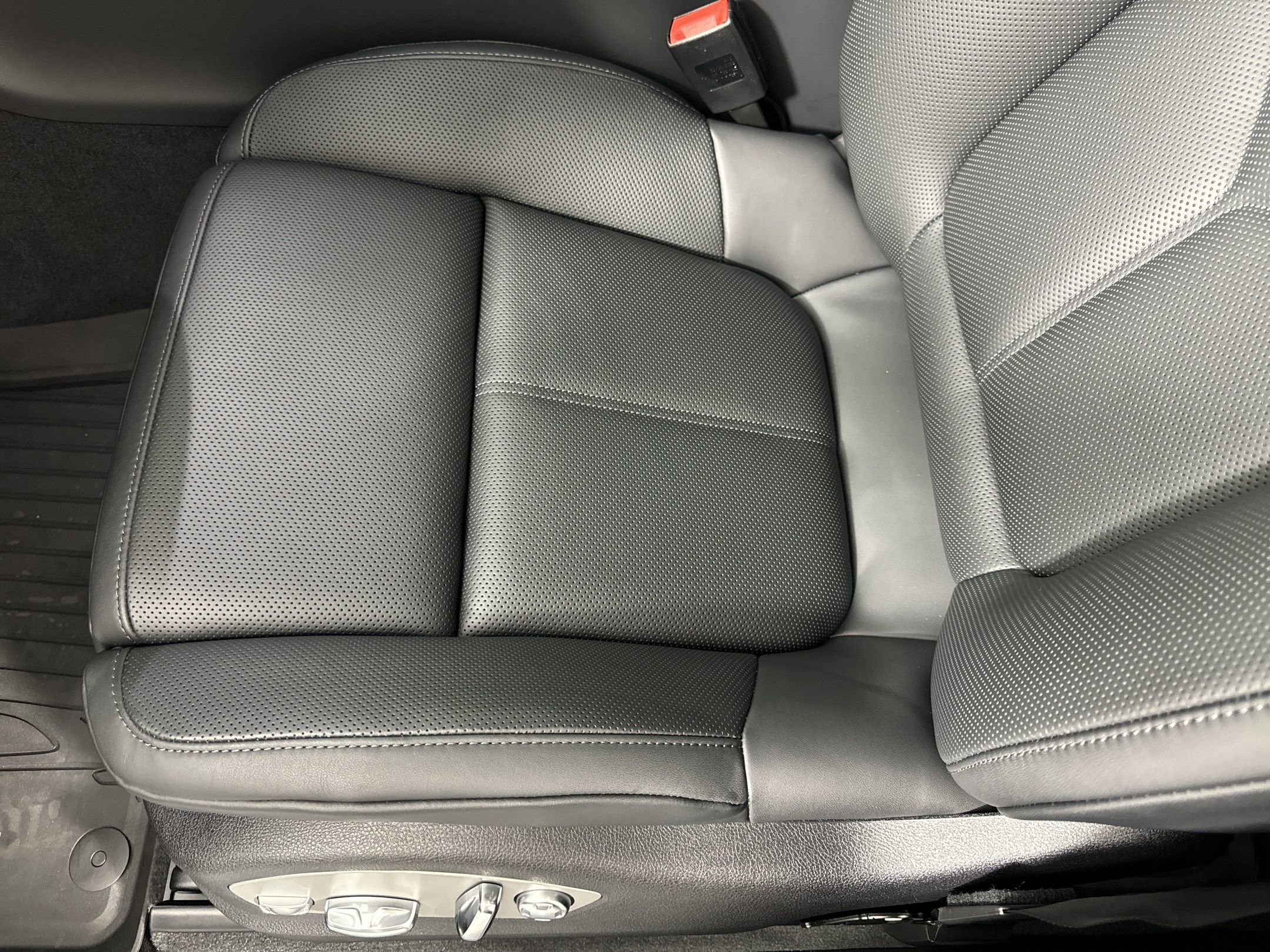 Certified 2025 Porsche Macan image 15