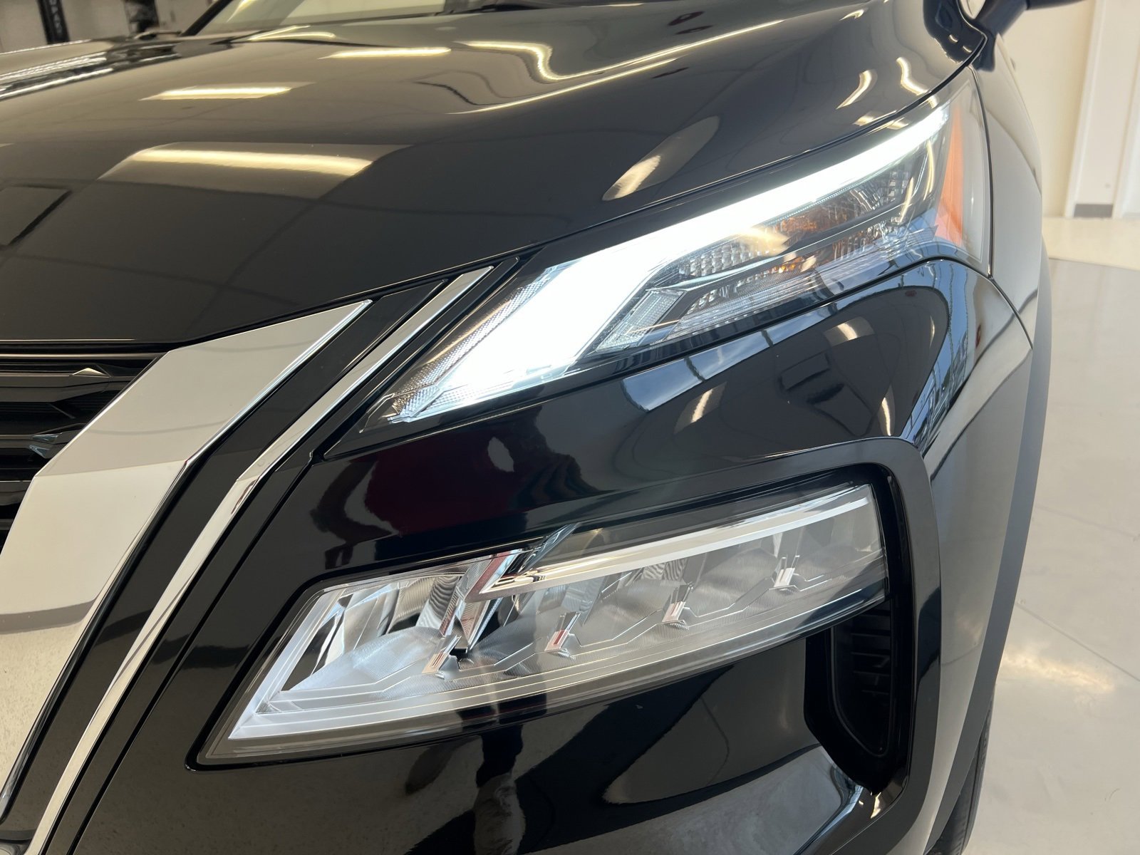 Used 2023 Nissan Rogue SV image 42