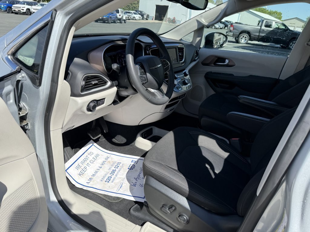 Used 2023 Chrysler Voyager LX FWD image 10