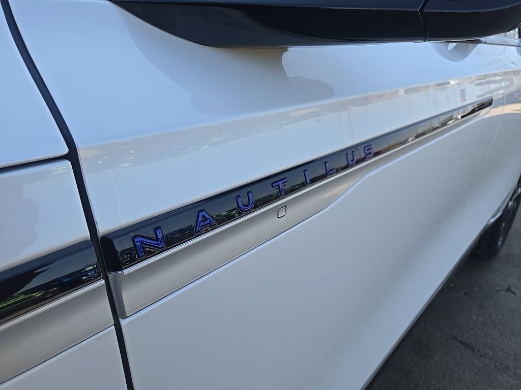Used 2025 Lincoln Nautilus Reserve image 17