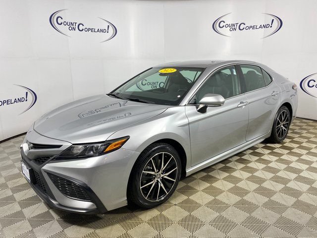 Used 2023 Toyota Camry SE FWD image 3
