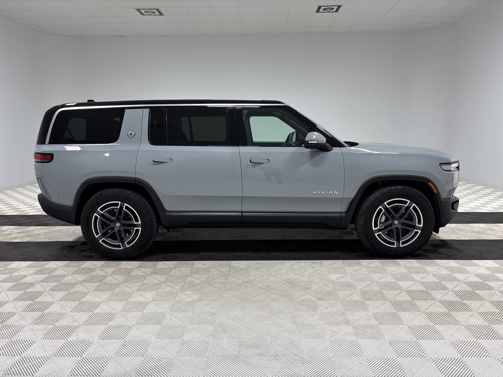Used 2025 Rivian R1S Adventure AWD/4WD image 6