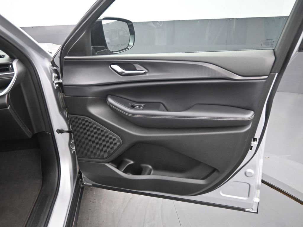 Used 2024 Jeep Grand Cherokee L Laredo image 22