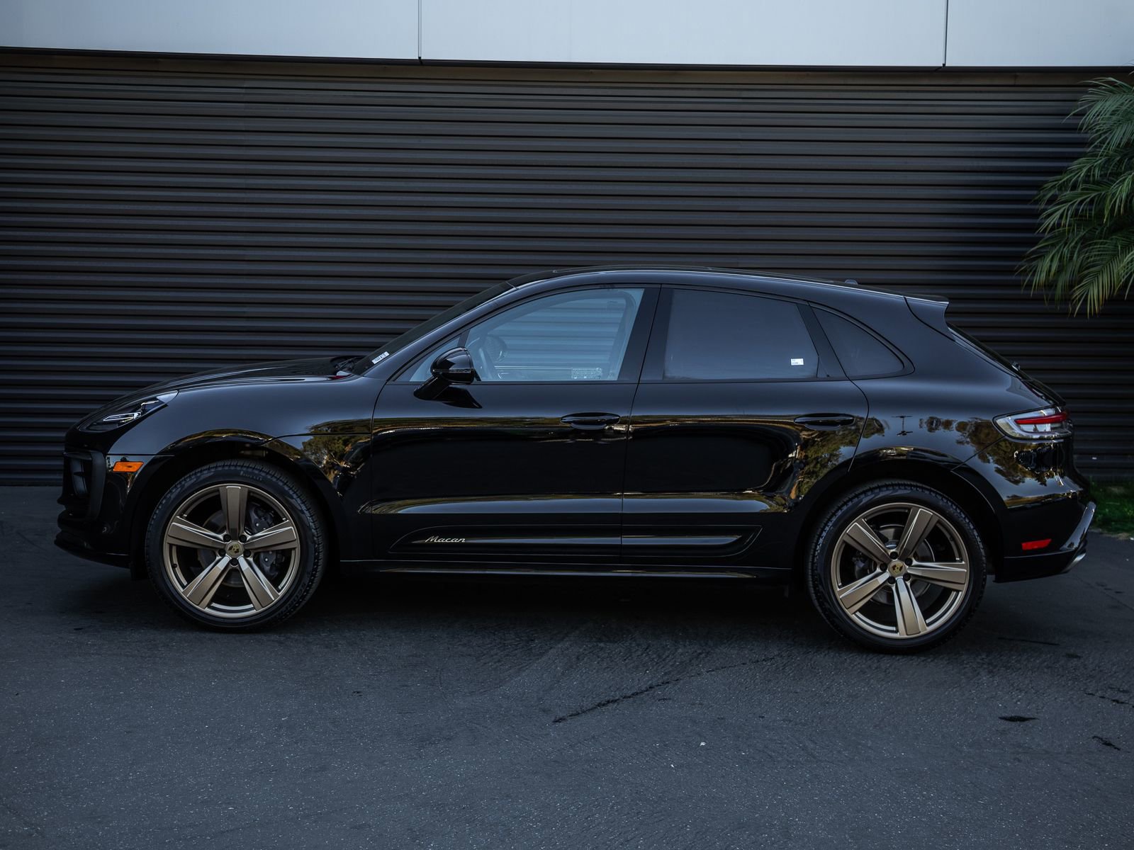 Certified 2022 Porsche Macan image 2