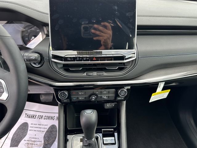 New 2026 Jeep Compass Latitude image 11