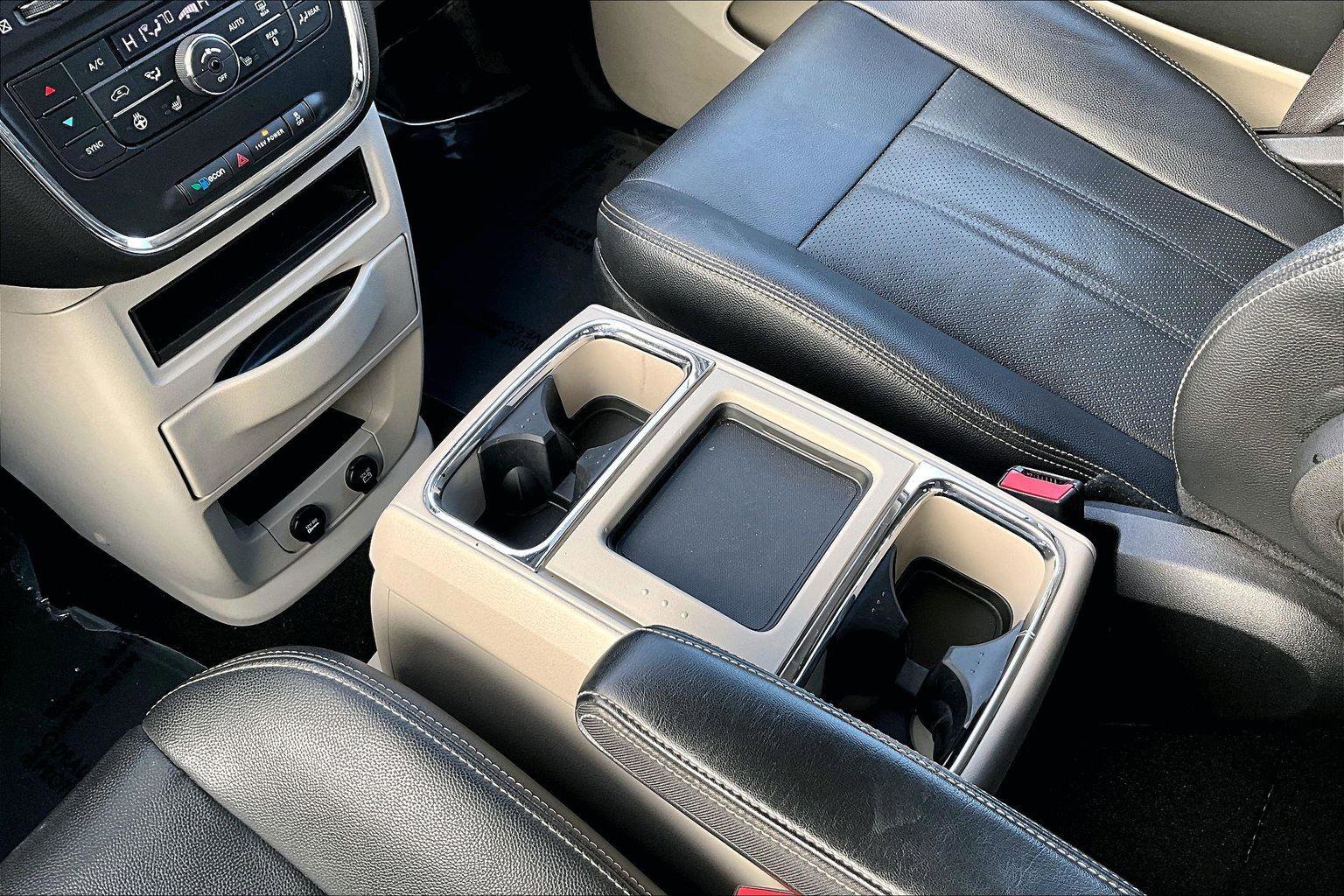 Used 2015 Chrysler Town & Country Touring-L w/ Driver Convenience Group image 12