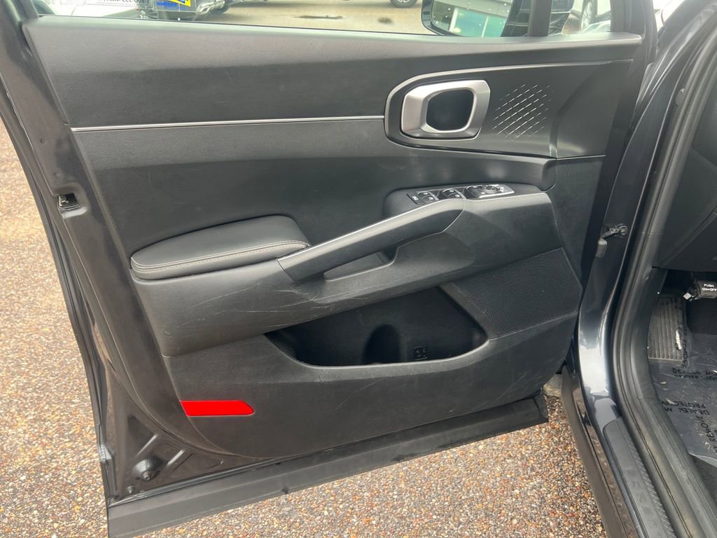 Used 2023 Kia Sorento LX image 15