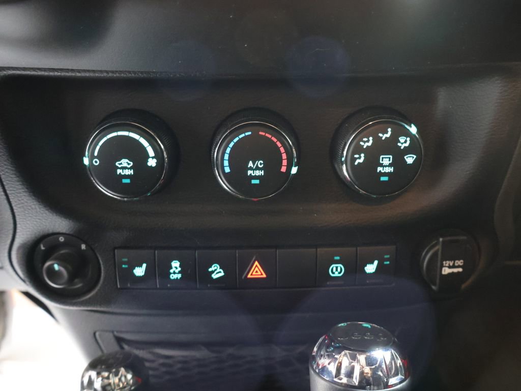 Used 2017 Jeep Wrangler Unlimited Sahara w/ Connectivity Group image 26