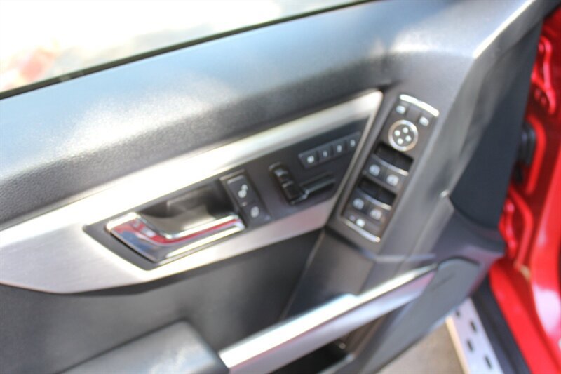 Used 2010 Mercedes-Benz GLK 350 4MATIC image 11