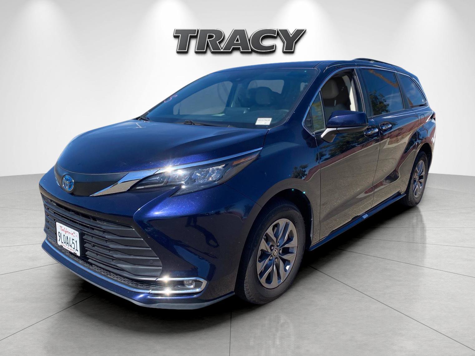 Used 2024 Toyota Sienna XLE FWD image 2