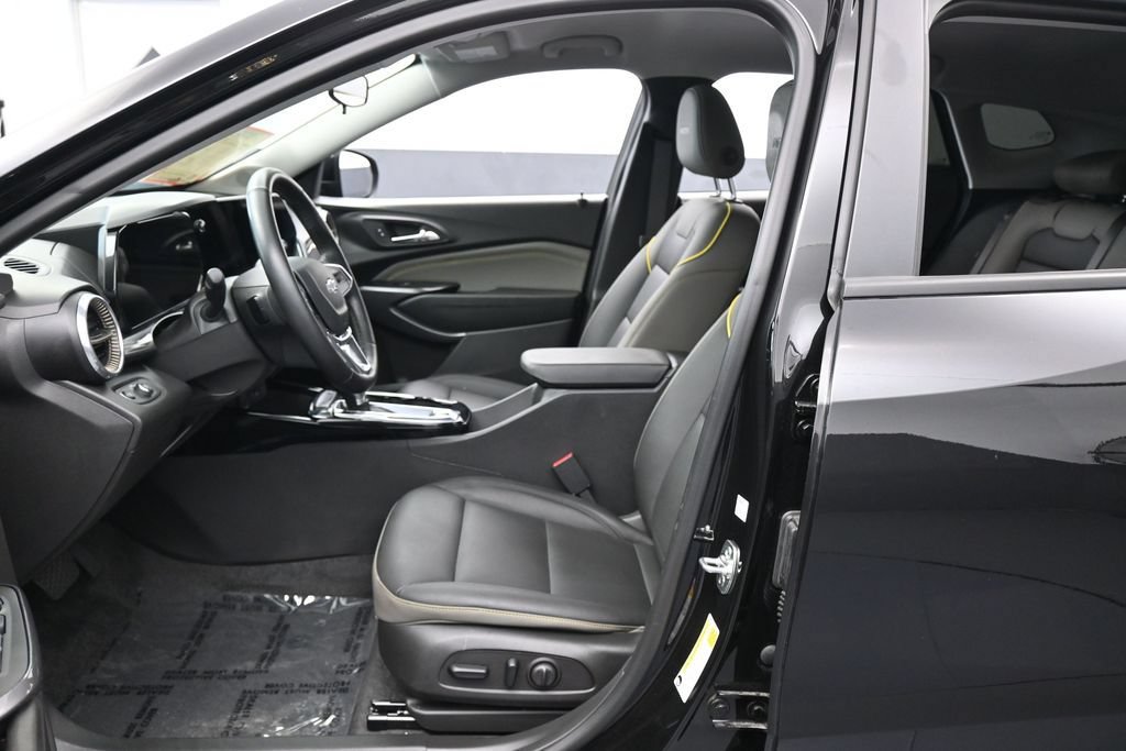 Used 2025 Chevrolet Trax ACTIV FWD image 11